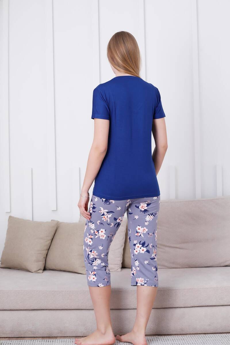 Çiçek%20Desenli%20Kadın%20Pijama%20Takımı%20-%20V%20Yaka%20Likralı%20Viskon%20Bermuda%202837B