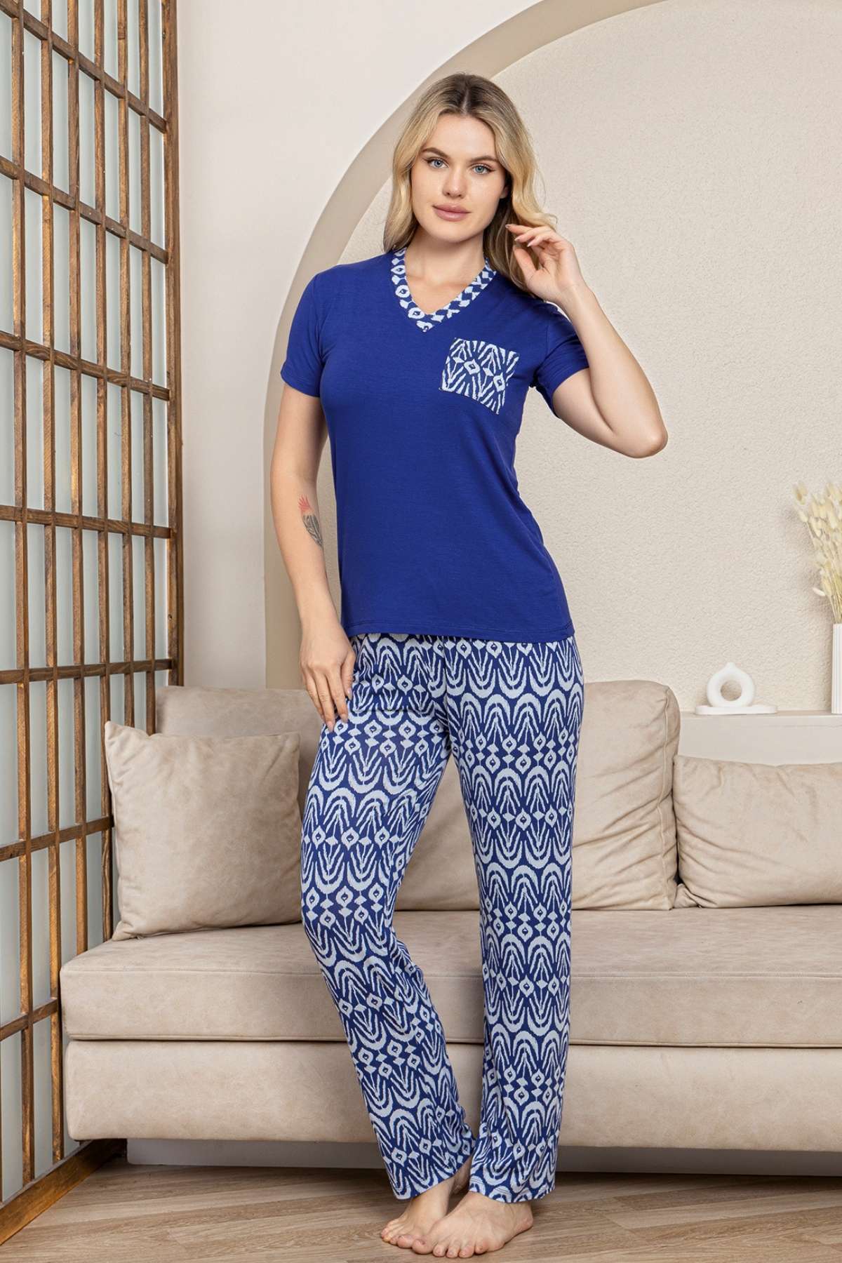 Etnik Desenli Kadın Pijama Takımı - Saks Mavi V Yaka Kısa Kollu Likralı Kumaş 2824KY