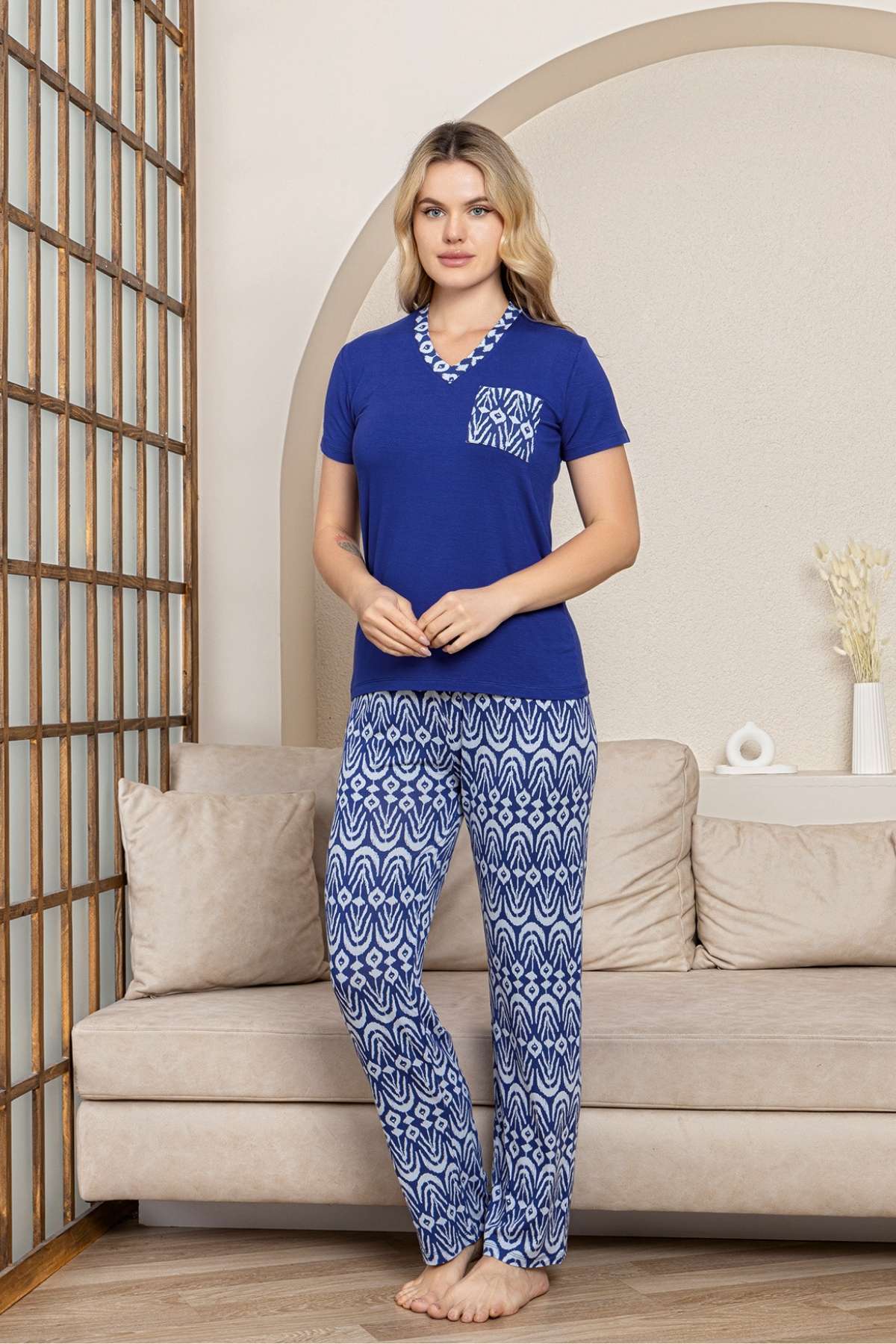 Etnik Desenli Kadın Pijama Takımı - Saks Mavi V Yaka Kısa Kollu Likralı Kumaş 2824KY