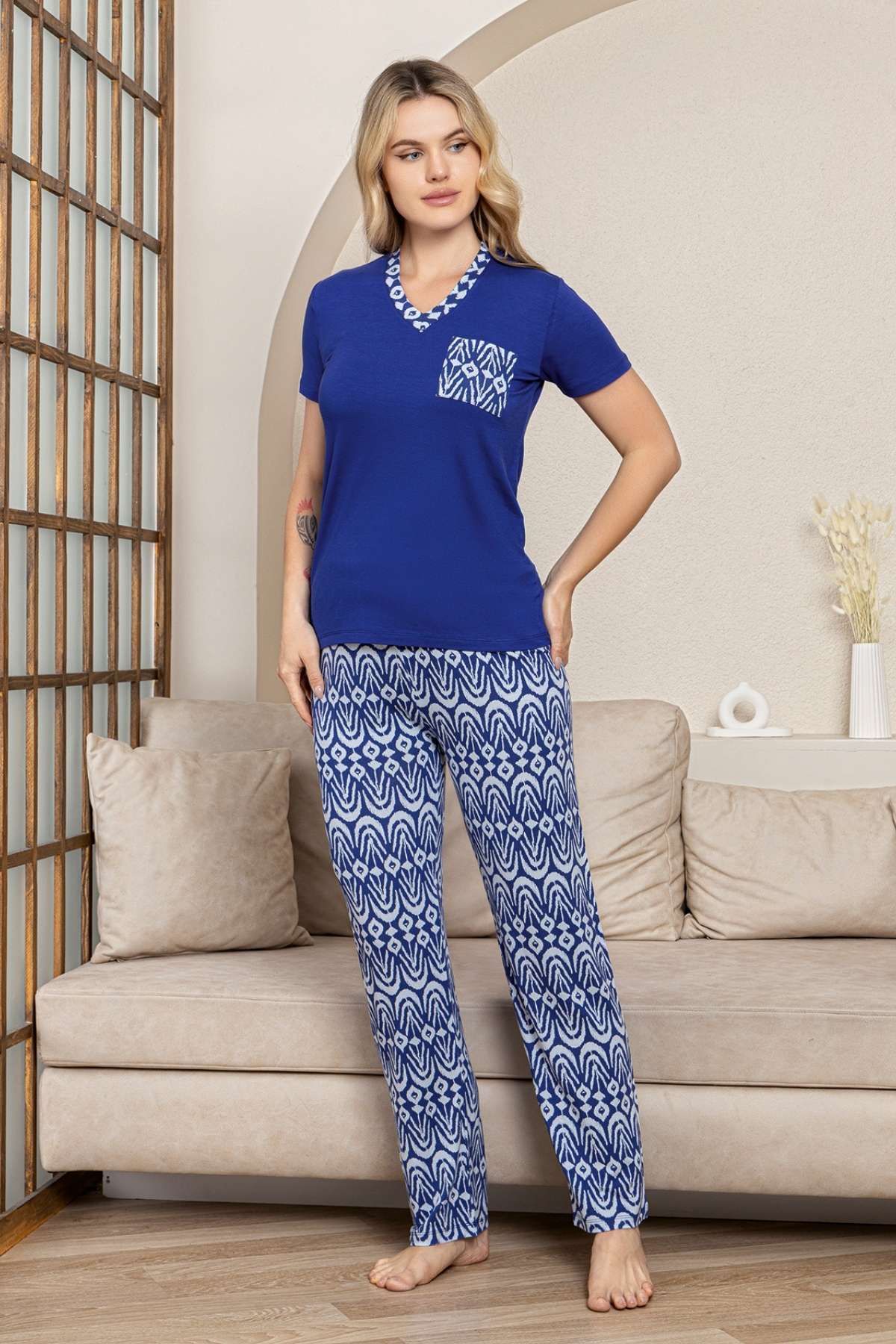 Etnik Desenli Kadın Pijama Takımı - Saks Mavi V Yaka Kısa Kollu Likralı Kumaş 2824KY